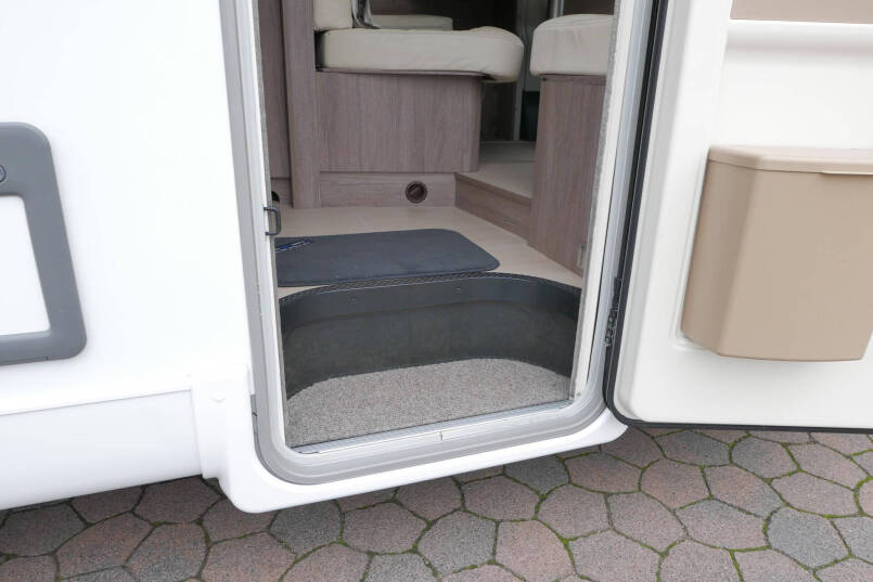 Burstner Ixeo time it 726 G summer AUTOMAAT, levelsysteem, enkele bedden, hefbed 13