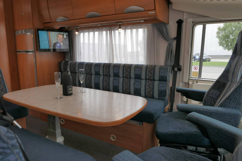 Hymer B 544 Élégance zilver zeer nette en ruime indeling 24