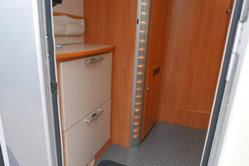 Hymer B 544 Élégance zilver zeer nette en ruime indeling 37