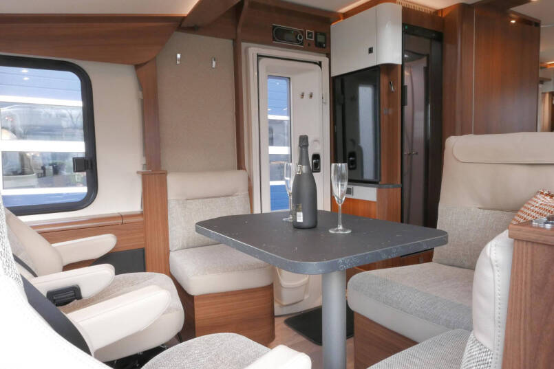 Hymer BMC-I 680 MERCEDES 9G AUTOMAAT, levelsysteem, lithium, airco 30