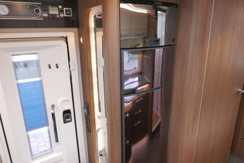 Hymer B-SL 704 SupremeLine 180 PK AUTOMAAT, LEVELSYSTEEM, 32