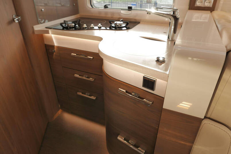 Hymer B-SL 704 SupremeLine | Bovenkastjes | 178 PK 9G Automaat | Levelsysteem | Luchtvering 36