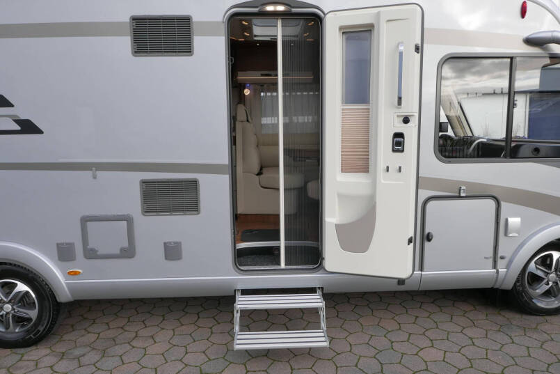 Hymer B 708 PL PremiumLine 180 pk Automaat | Levelsysteem | Queensbed | Omvormer 18