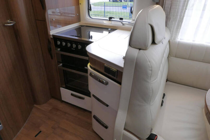 Hymer B 708 PL PremiumLine 180 pk Automaat | Levelsysteem | Queensbed | Omvormer 36