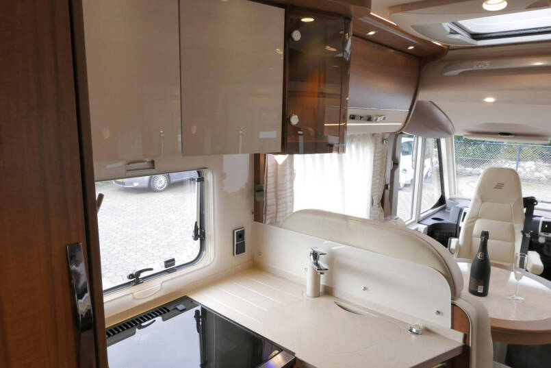 Hymer B 708 PL PremiumLine 180 pk Automaat | Levelsysteem | Queensbed | Omvormer 37