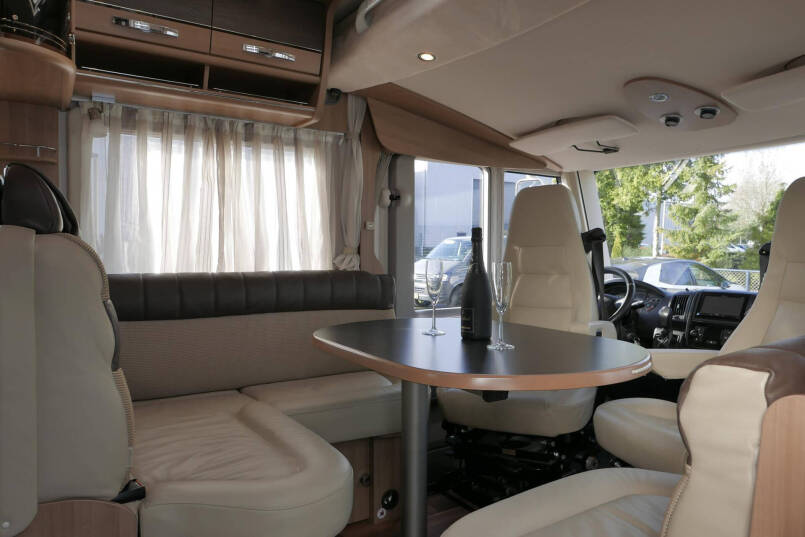 Hymer B 678 Champagne | 3.0 Automaat | Levelsysteem | Schotel | Zonnepanelen 24