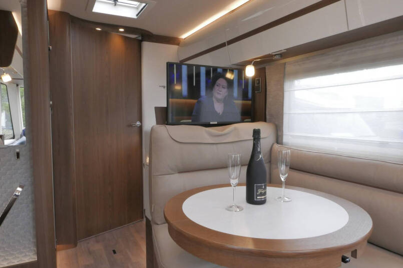 Hymer BML-I 790 MasterLine | Queensbed | Bovenkastjes | Mercedes | Levelsysteem | 30