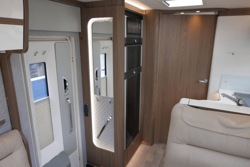 Hymer BML-I 790 MasterLine | Queensbed | Bovenkastjes | Mercedes | Levelsysteem | 31