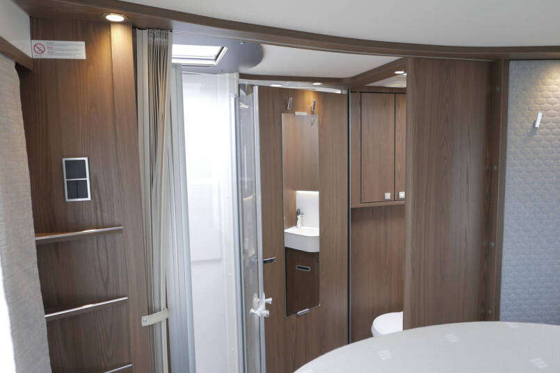 Hymer BML-I 790 MasterLine | Queensbed | Bovenkastjes | Mercedes | Levelsysteem | 47