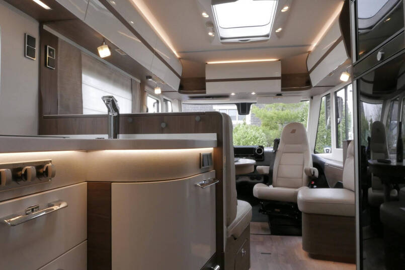 Hymer BML-I 790 MasterLine | Queensbed | Bovenkastjes | Mercedes | Levelsysteem | 52