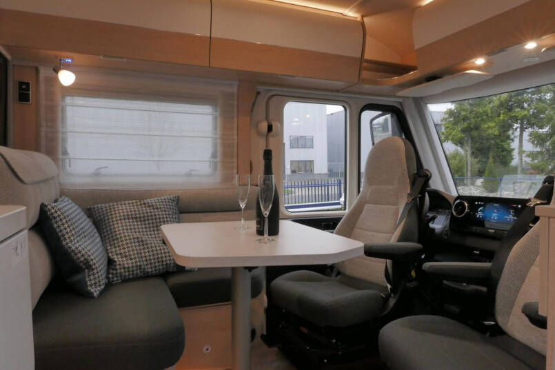 Hymer BMC-I 580 | 2022 | Bovenkatjes | 4430 kg |  XXL bed | 170 pk automaat | Mercedes-Benz | 25