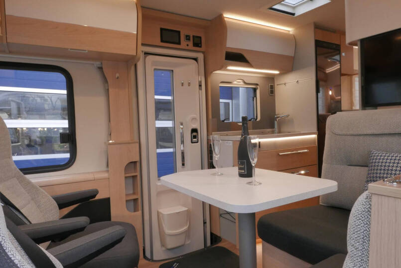 Hymer BMC-I 580 | 2022 | Bovenkatjes | 4430 kg |  XXL bed | 170 pk automaat | Mercedes-Benz | 28