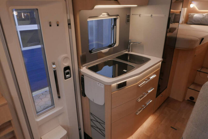 Hymer BMC-I 580 | 2022 | Bovenkatjes | 4430 kg |  XXL bed | 170 pk automaat | Mercedes-Benz | 35