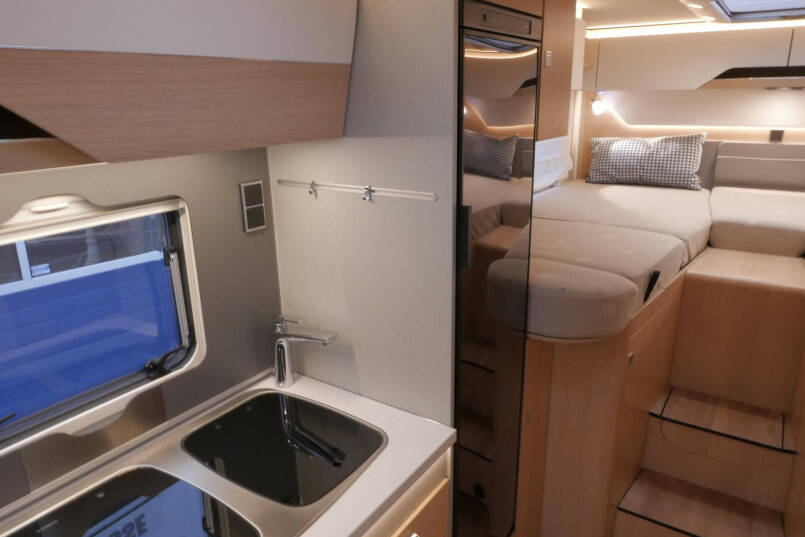 Hymer BMC-I 580 | 2022 | Bovenkatjes | 4430 kg |  XXL bed | 170 pk automaat | Mercedes-Benz | 38