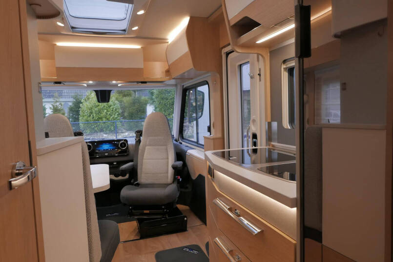 Hymer BMC-I 580 | 2022 | Bovenkatjes | 4430 kg |  XXL bed | 170 pk automaat | Mercedes-Benz | 47