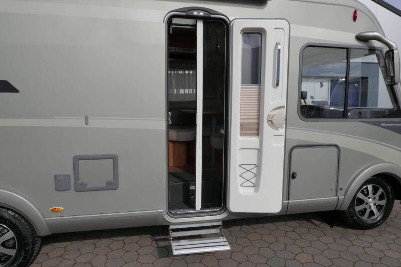 Hymer B 588 | Serra Grijs | Automaat | Levelsysteem | Lithium | Enkele bedden | 16