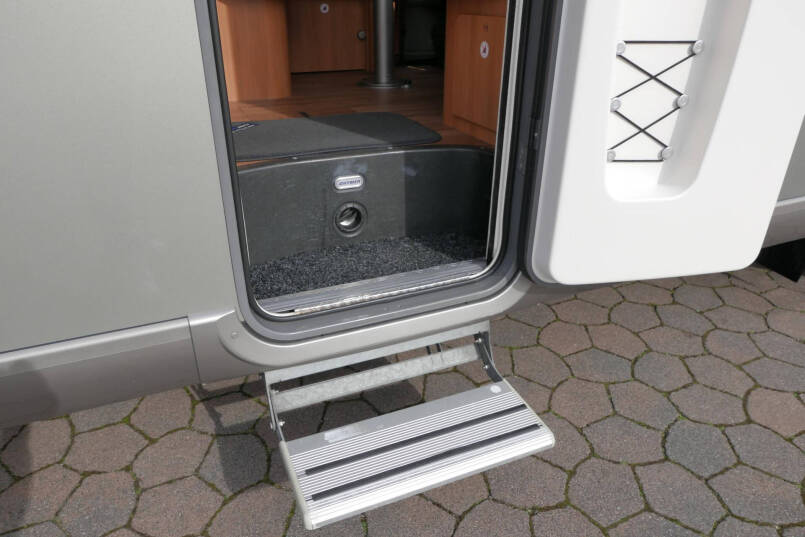 Hymer B 588 | Serra Grijs | Automaat | Levelsysteem | Lithium | Enkele bedden | 17