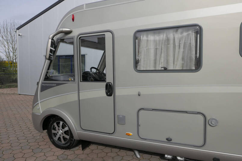 Hymer B 588 | Serra Grijs | Automaat | Levelsysteem | Lithium | Enkele bedden | 18