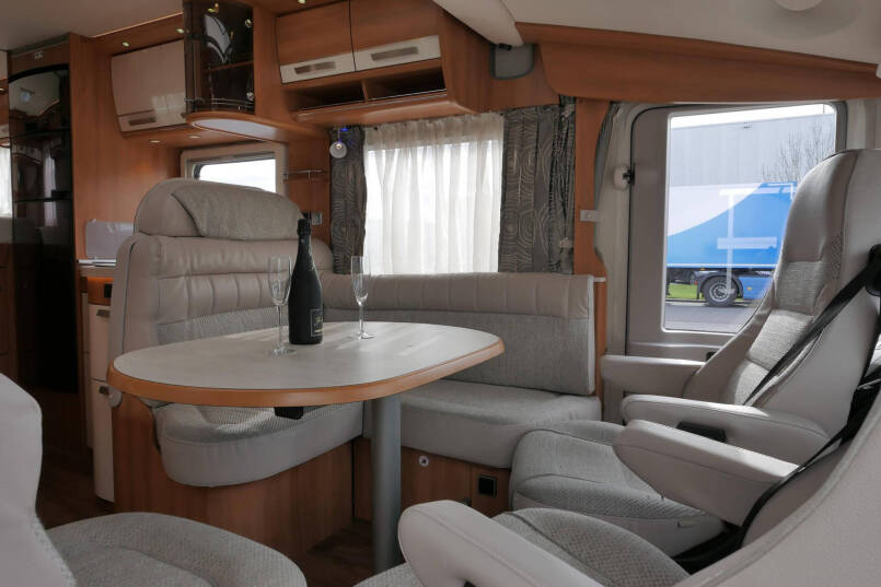 Hymer B 588 | Serra Grijs | Automaat | Levelsysteem | Lithium | Enkele bedden | 23