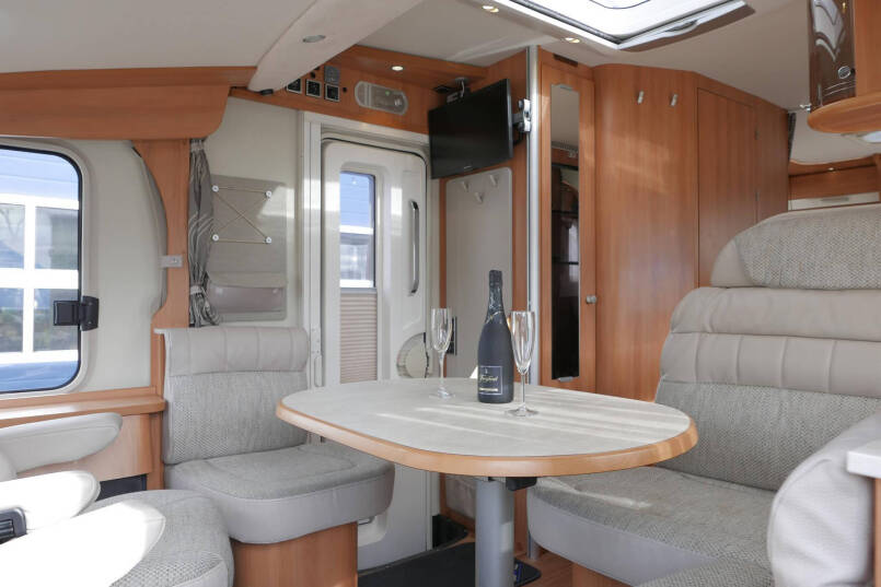 Hymer B 588 | Serra Grijs | Automaat | Levelsysteem | Lithium | Enkele bedden | 24