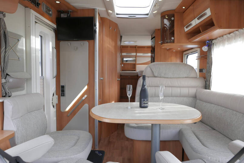 Hymer B 588 | Serra Grijs | Automaat | Levelsysteem | Lithium | Enkele bedden | 25