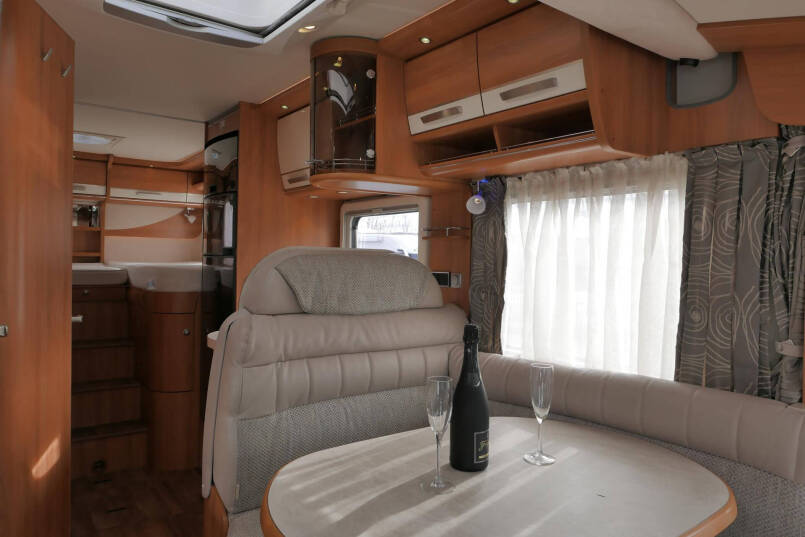 Hymer B 588 | Serra Grijs | Automaat | Levelsysteem | Lithium | Enkele bedden | 26