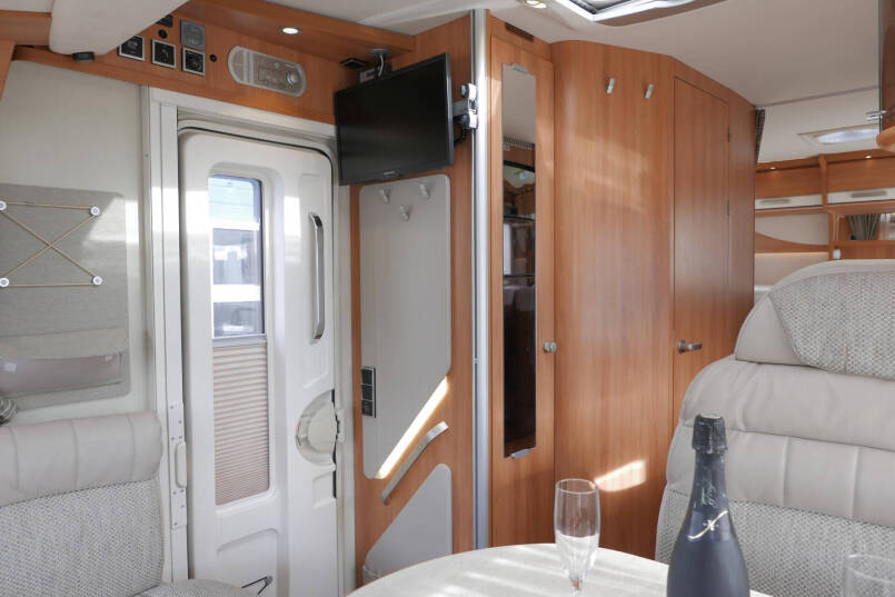 Hymer B 588 | Serra Grijs | Automaat | Levelsysteem | Lithium | Enkele bedden | 27