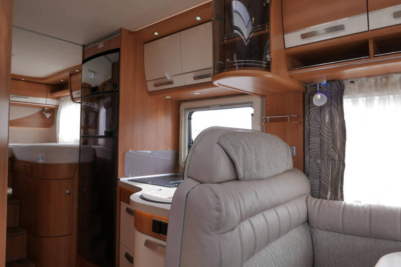 Hymer B 588 | Serra Grijs | Automaat | Levelsysteem | Lithium | Enkele bedden | 29