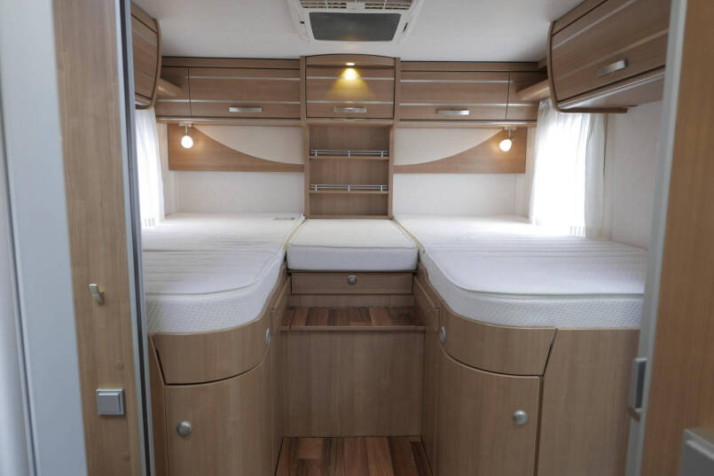 Hymer T 678 CL | Enkele bedden | Hefbed | Airco | Schotel | 34