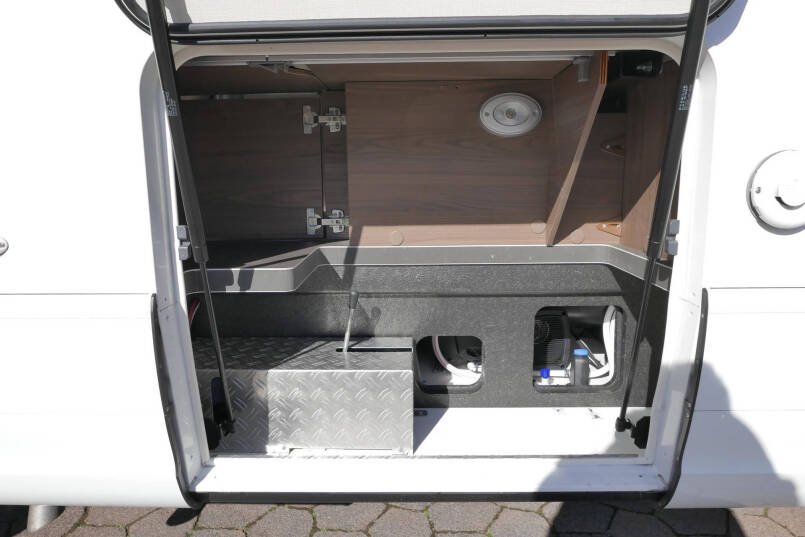 Hymer B-SL 704 SupremeLine 180 pk | Automaat | Levelsysteem| Enkele bedden | Hefbed | 17