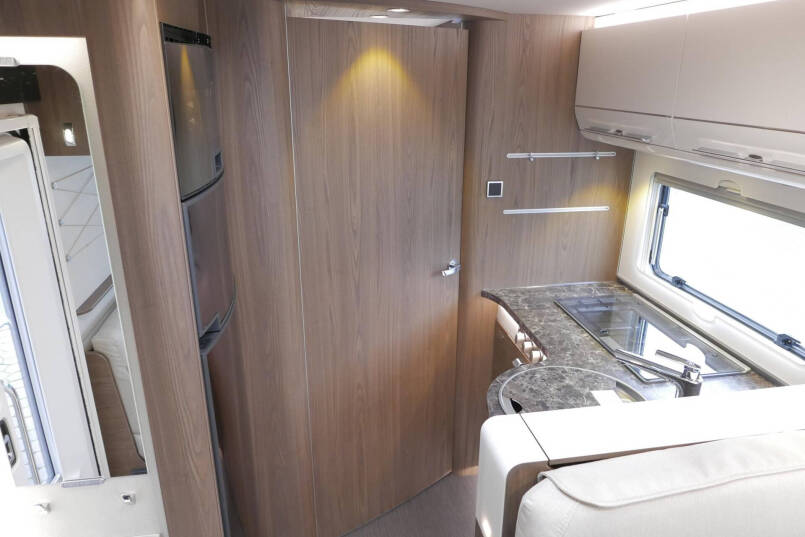 Hymer B-SL 704 SupremeLine 180 pk | Automaat | Levelsysteem| Enkele bedden | Hefbed | 46