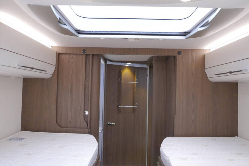 Hymer B-SL 704 SupremeLine 180 pk | Automaat | Levelsysteem| Enkele bedden | Hefbed | 51