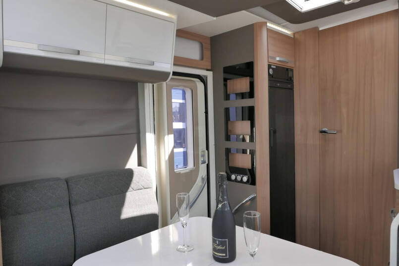 Adria Matrix M 670 DC New Line | Queensbed | Hefbed | Face to Face | Luchtvering | 27
