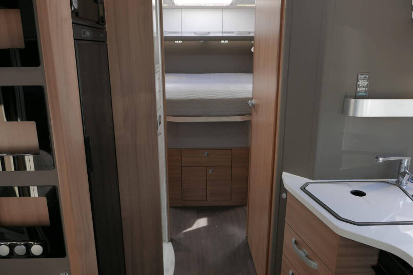 Adria Matrix M 670 DC New Line | Queensbed | Hefbed | Face to Face | Luchtvering | 33