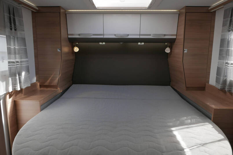 Adria Matrix M 670 DC New Line | Queensbed | Hefbed | Face to Face | Luchtvering | 35