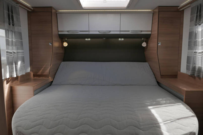 Adria Matrix M 670 DC New Line | Queensbed | Hefbed | Face to Face | Luchtvering | 36