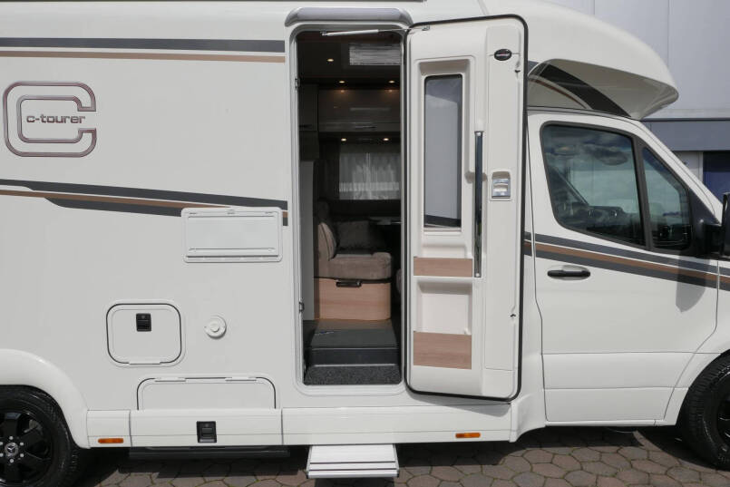 Carthago C-Tourer T 149 LE | Mercedes | 170 PK | Automaat | Levelsysteem | Enkele bedden | 17