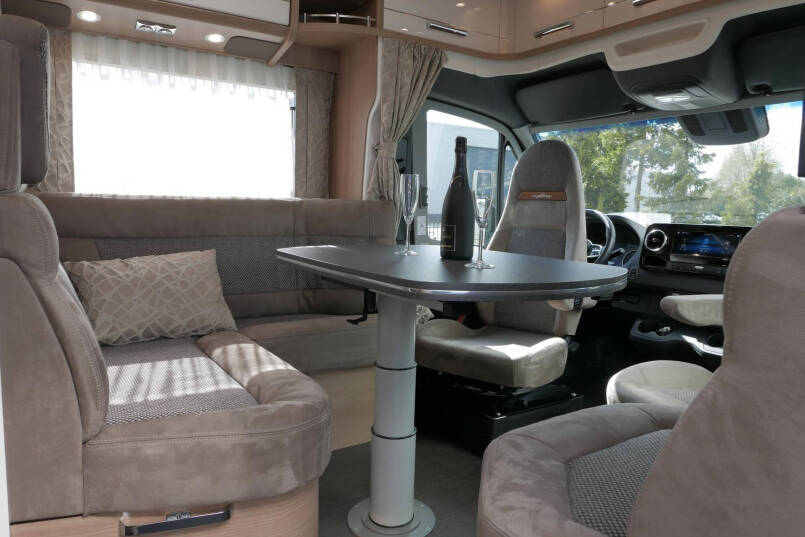 Carthago C-Tourer T 149 LE | Mercedes | 170 PK | Automaat | Levelsysteem | Enkele bedden | 26