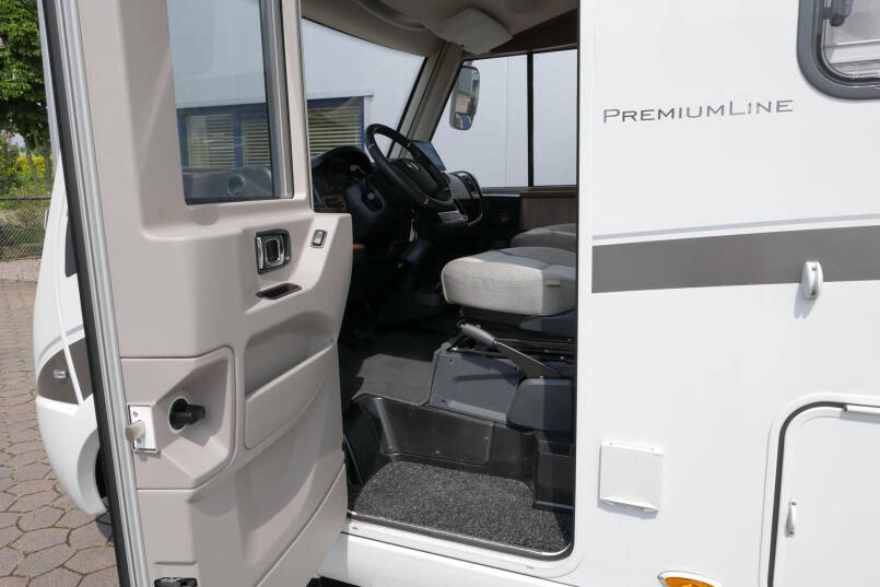 Hymer B 588 PL PremiumLine 180 pk Automaat | Levelsysteem | Enkele bedden | Hefbed | 17