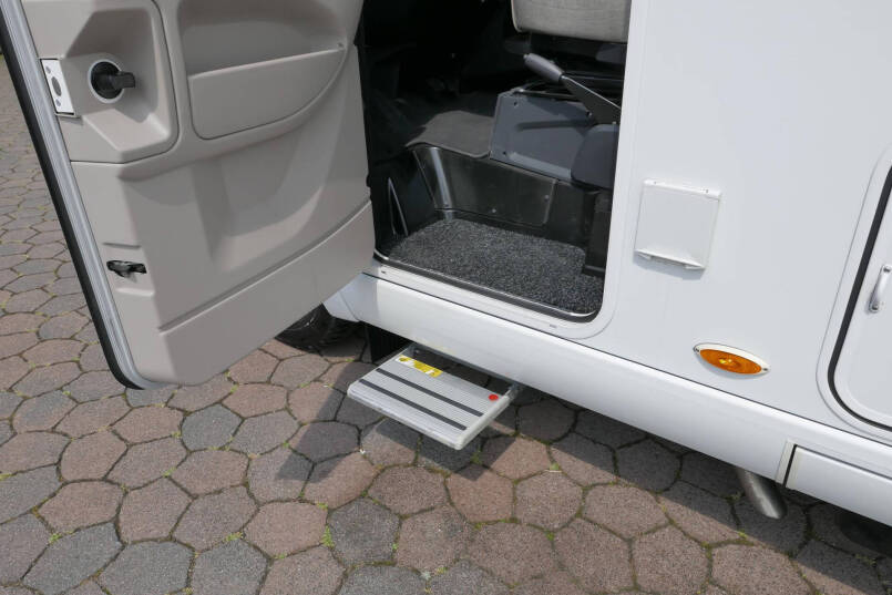 Hymer B 588 PL PremiumLine 180 pk Automaat | Levelsysteem | Enkele bedden | Hefbed | 18