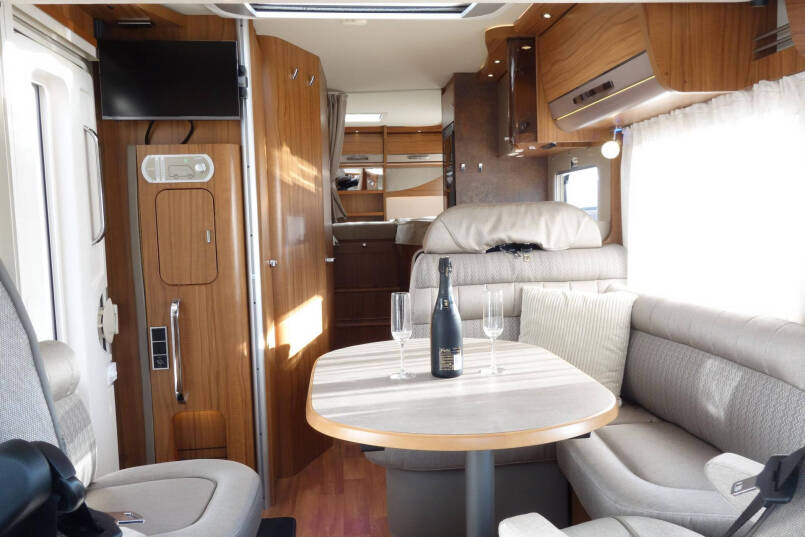 Hymer B 588 PL PremiumLine 180 pk Automaat | Levelsysteem | Enkele bedden | Hefbed | 26