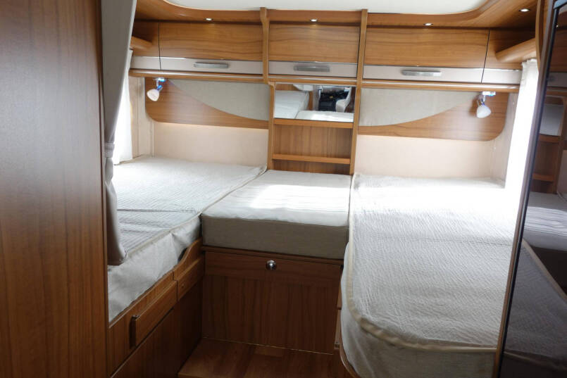 Hymer B 588 PL PremiumLine 180 pk Automaat | Levelsysteem | Enkele bedden | Hefbed | 32