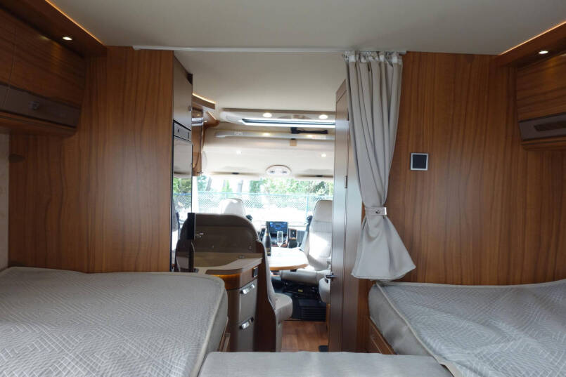 Hymer B 588 PL PremiumLine 180 pk Automaat | Levelsysteem | Enkele bedden | Hefbed | 34