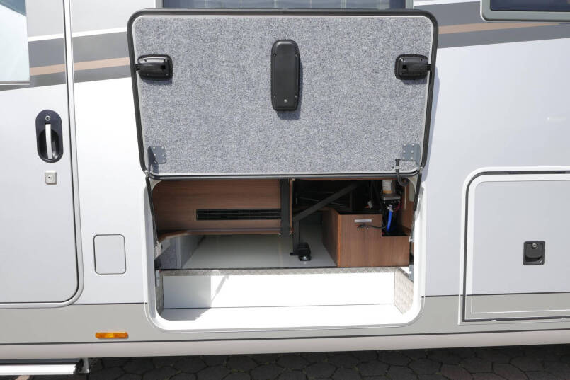 Carthago Chic S-Plus I 50 LE | Iveco| Silverline | Bovenkastjes | Luchtvering | Levelsysteem 18