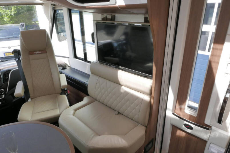 Carthago Chic S-Plus I 50 LE | Iveco| Silverline | Bovenkastjes | Luchtvering | Levelsysteem 43