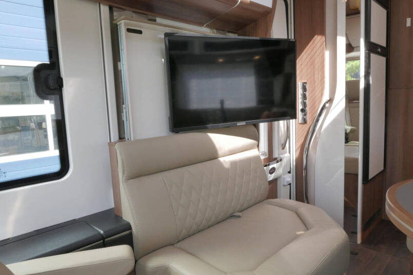 Carthago Chic S-Plus I 50 LE | Iveco| Silverline | Bovenkastjes | Luchtvering | Levelsysteem 44