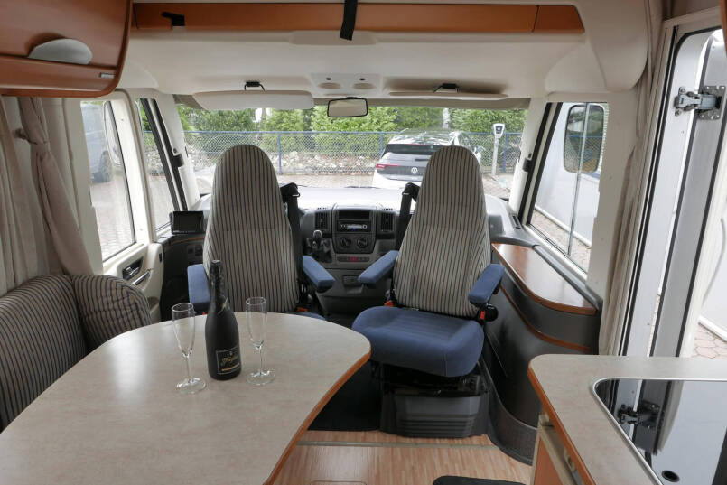 Hymer B 674 SL | AL-KO Maxi | Levelsysteem | Enkele bedden | Hefbed | Vlakke vloer | 17