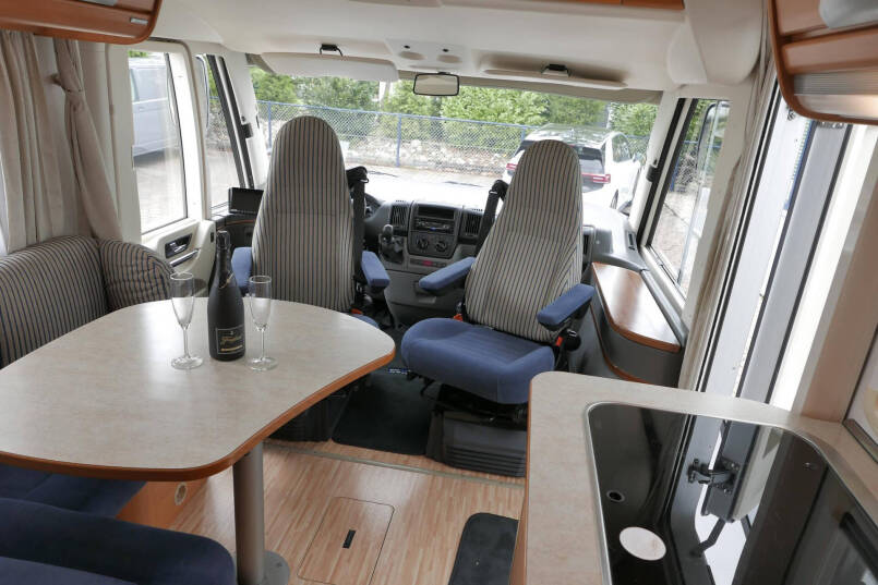 Hymer B 674 SL | AL-KO Maxi | Levelsysteem | Enkele bedden | Hefbed | Vlakke vloer | 18