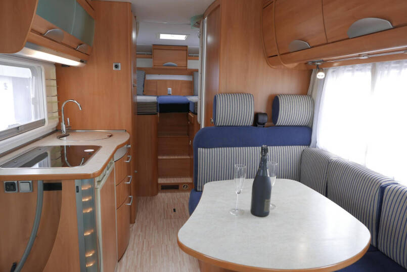 Hymer B 674 SL | AL-KO Maxi | Levelsysteem | Enkele bedden | Hefbed | Vlakke vloer | 21