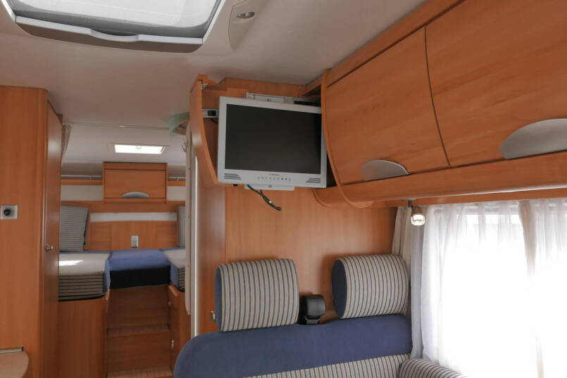 Hymer B 674 SL | AL-KO Maxi | Levelsysteem | Enkele bedden | Hefbed | Vlakke vloer | 22